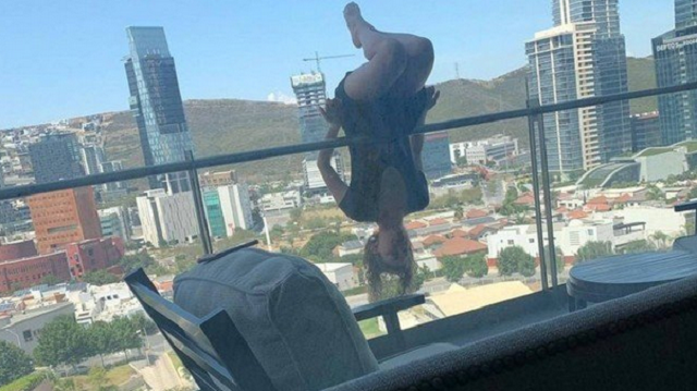 Alexa faz posição de ioga em varanda de apartamento (Foto: Reprodução | Twitter)