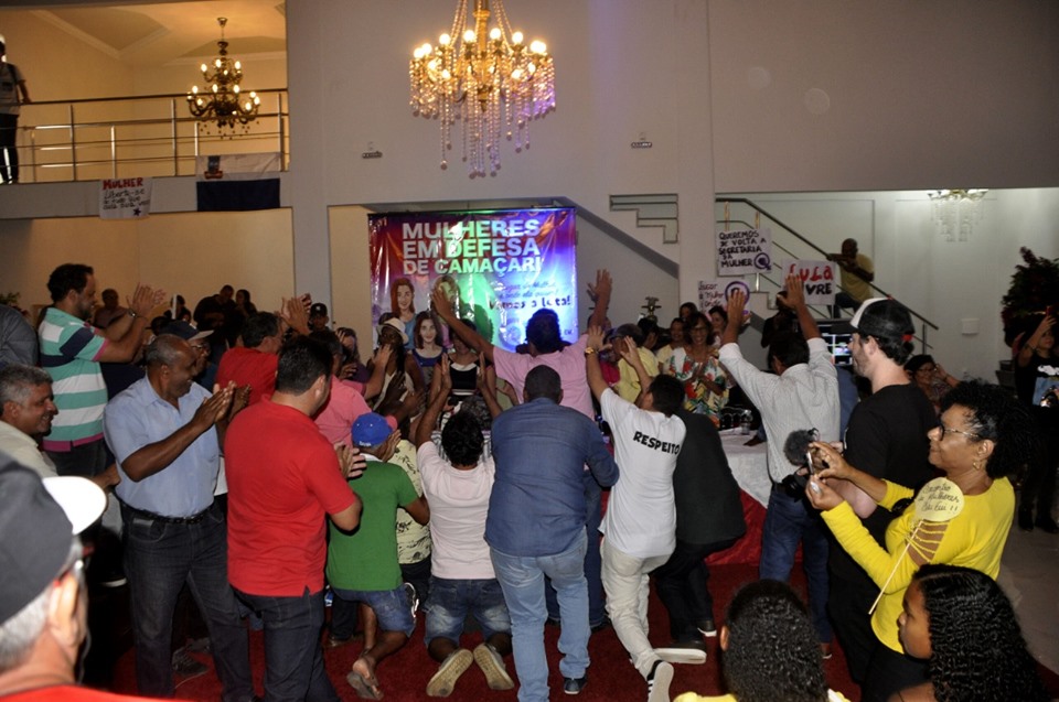 No 'Encontro de Mulheres em Defesa de Camaçari' a presença de homens reverenciando a virtual candidata a prefeita da cidade foi marcante - Foto: Nelinho Oliveira