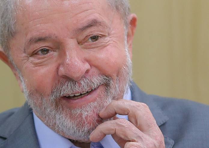 Lula em momento da entrevista: 'Alguém precisava pegar o Bolsonaro pela orelha e falar: Escuta aqui, moleque, seja educado. Precisamos de paz. Um presidente não tem que pensar em outra coisa a não ser no bem estar do seu povo'