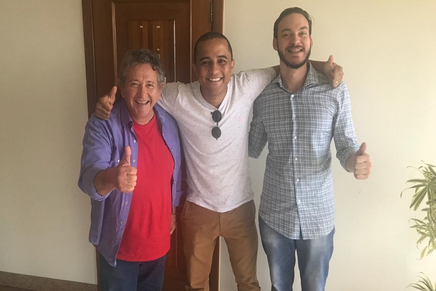 Leadeando 'Piu-piu', o ex-prefeito Luiz Caetano e o deputado federal Uldurico Jr - Foto: Bahia no Ar
