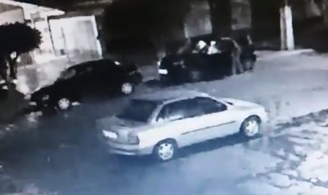 Vivaldo teria forçado a mulher a sacar dinheiro em um caixa eletrônico e depois a levado junto com a filha, de nove anos (Foto: Print | Vídeo)