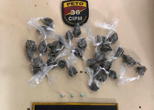 Foram apreendidos 30 trouxas de maconha, três pinos com cocaína e embalagens (Foto: Divulgação | SSP-BA)