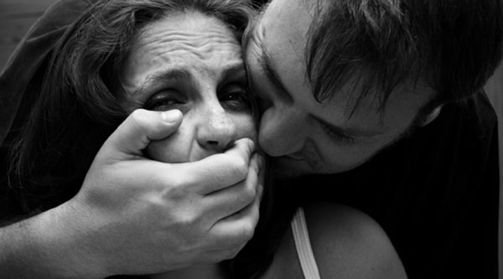 Os maridos devem amar suas esposas como amam os seus próprios corpos. 'Porque ninguém jamais odiou a própria carne; antes, a alimenta e dela cuida, como também Cristo o faz com a igreja' - Efésios 5:29