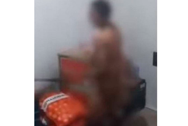 Adolescente de 17 anos foi chicoteado nas dependências do supermercado (Foto: Reprodução)