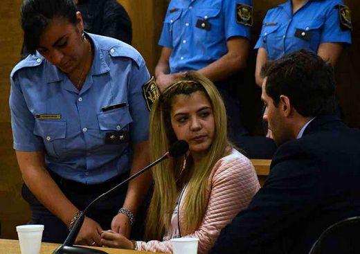 Brenda, de 28 anos, vai cumprir 13 anos de prisão por cortar parte do pênis e os testículos do amante (Foto: AFP photo | Telam | Laura Lescano)