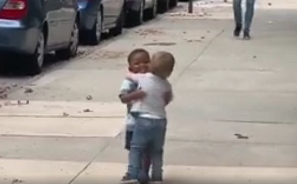 Os pequeninos, ambos de 2 anos, foram filmados correndo na direção um do outro e se abraçando, com muita emoção (Foto: Reprodução)