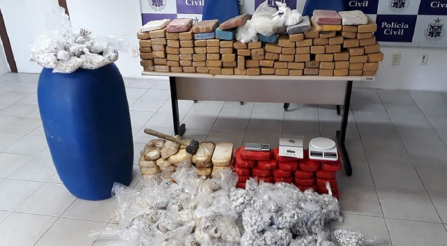 Os 200 kg de pasta base de cocaína, maconha e crack estavam enterrados dentro da casa (Foto: Bruno Wendel | CORREIO)