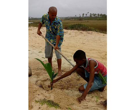 Um dos organizadores do evento, Rivelino Martins de Souza, diz que a comunidade de Arembepe está mobilizada para preservar o meio ambiente local (Foto: Divulgação)