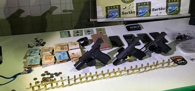 Foram encontrados com os criminosos três pistolas, munições e uma certidão de nascimento falsificada (Foto: Divulgação | SSP-BA)
