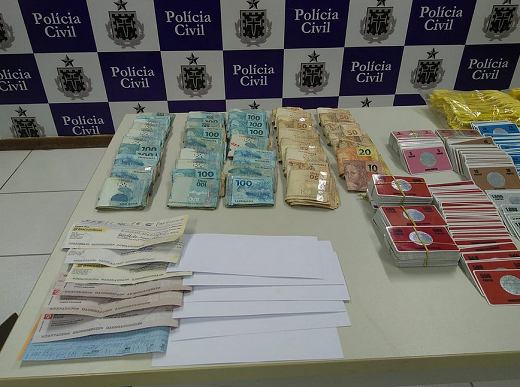 Entre o material apreendido estão cheques, dinheiro em espécie e fichas usadas nas apostas (Foto: Divulgação |Polícia Civil)