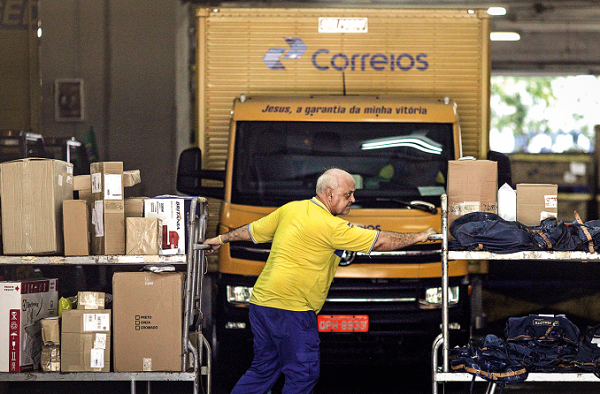 A decisão foi tomada por empregados em assembleias realizadas pelo país (Foto: Reprodução)