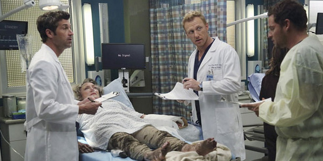 O seriado mostra a rotina de médicos e residentes do Grey Sloan Memorial Hospital (Foto: Reprodução)