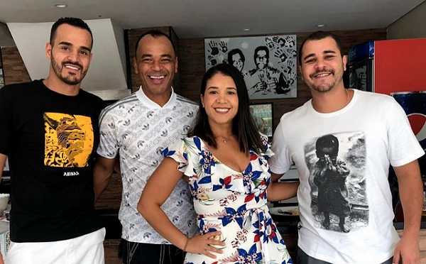 Primogênito do pentacampeão, Danilo (à direita, de camiseta branca) passou mal jogando bola (Foto: Reprodução)