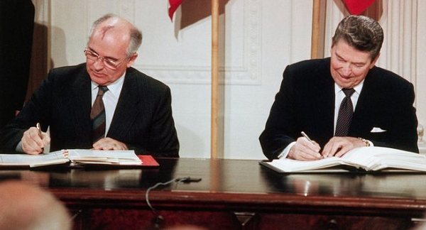 Assinatura de tratado sobre armas nucleares pelo presidente da União Soviética, Mikhail Gorbachov, e o presidente dos Estados Unidos, Ronald Reagan, em 8 de dezembro de 1987 em Washington (Foto: BBC NEWS BRASIL | Getty Images) 