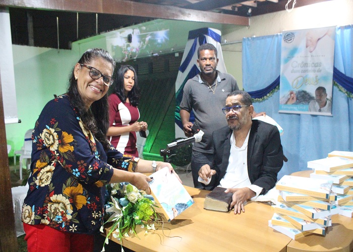 Missionária e discipuladora Maru, que veio de Salvador para o evento, recebendo seu exemplar. Ao fundo 'Irmão Tadeu', que tembém veio da capital baiana e é assíduo nos A Carne na Brasa, e a esposa de Franco, Mônica Franco - Foto: Anami Brito