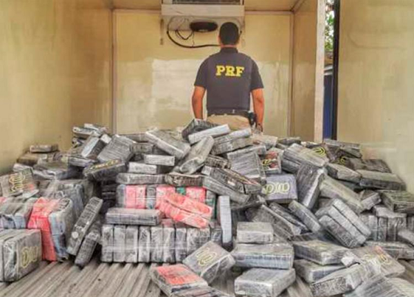 Droga estava escondida em um fundo falso na parte traseira da caminhonete (Foto: Divulgação | PRF)