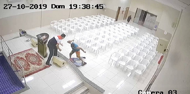 Adolescente foi esfaqueado na frente do pastor (Foto: Reprodução)