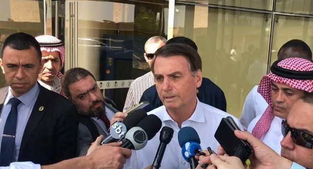 Bolsonaro concede entrevistas a jornalistas (Foto: BBC NEWS BRASIL)