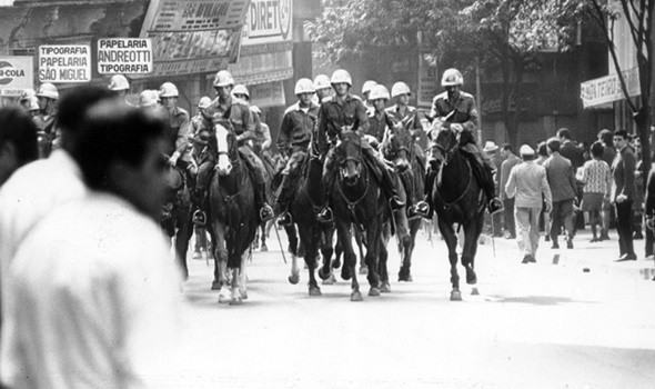 AI 5: Observadores do período analisam que as consequências do AI-5 foram piores do que estava descrito no documento. Tortura, assassinatos e sequestros centralizam as críticas. Foto: Reprodução