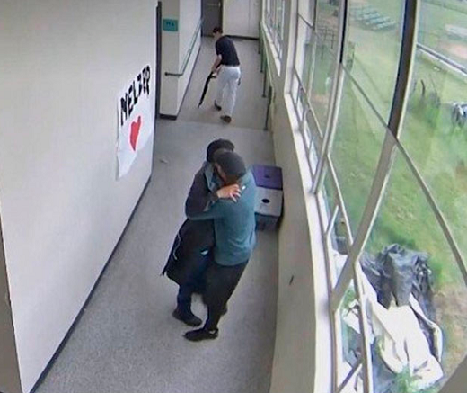Treinador Keanon Lowe, de 27 anos, desarma Angel Granados-Diaz, na época com 18 anos, abraçando e confortando o jovem no local (Foto: Reprodução)