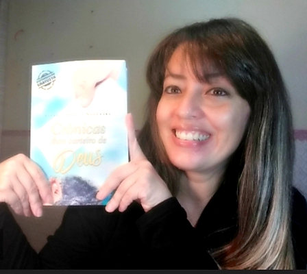 Professora Guena Figueiredo, moradora em Brasília, sobre o livro: 'Presente de Deus para minha vida'. Foto: Arquivo pessoal