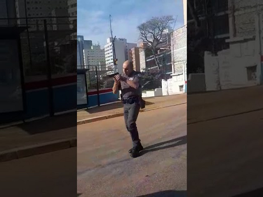 Policiais pararam o veículo da vereadora e a mandaram na encostar na parede (Foto: Reprodução)