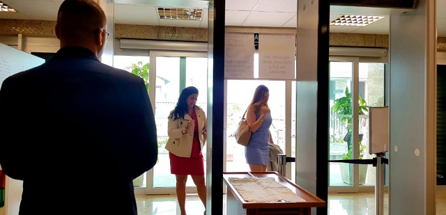 Para fazer valer o padrão arbitrário que instituiu, a magistrada afixou um aviso com uma foto de referência à entrada do tribunal e autorizou seguranças a medirem as roupas das advogadas com régua (Foto: Reprodução)