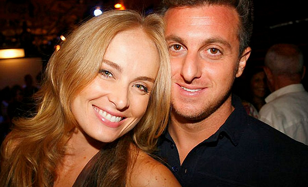 Apresentadora Angélica ao lado do marido e também apresentador, Luciano Huck (Foto: Reprodução)