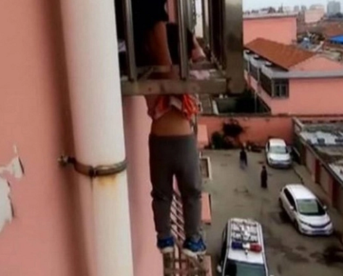 Os pais da criança não estavam em casa, mas ela estava sob os cuidados do avô (Foto: Reprodução)