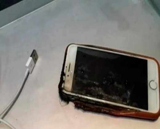 Jovem de 25 anos morreu eletrocutado enquanto dormia ao lado de seu aparelho celular que estava ligado na tomada (Foto: Reprodução)