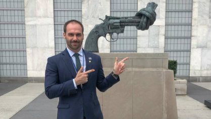 Durante a campanha eleitoral, um vídeo em que Eduardo afirma ser necessário apenas “um cabo e um soldado” para fechar o Supremo Tribunal Federal causou polêmica. Na entrevista à Leda Nagle, ele diz que apenas citou uma brincadeira que ouviu na rua - Foto: Reprodução