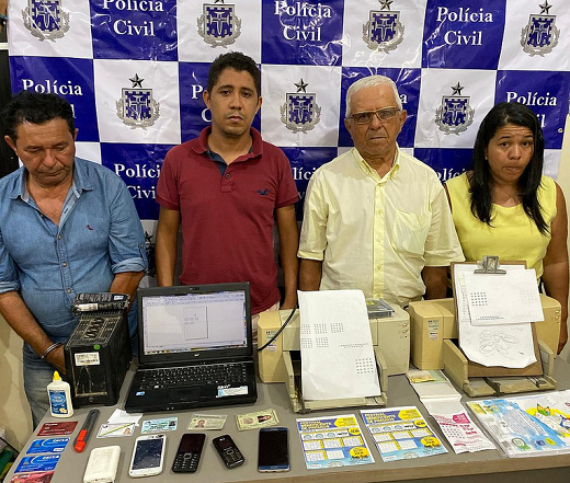 O quarteto foi preso por investigadores da Delegacia de Irecê. Grupo é especializado em fraudes em bingo (Foto: Divulgação)