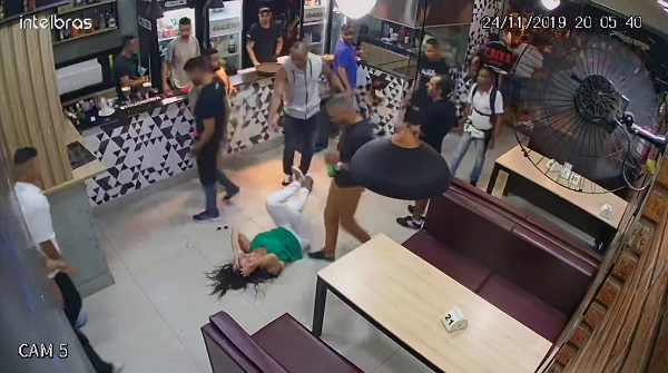 A primeira agressão acontece quando a mulher se aproxima de um homem e ele a empurra (Foto: Reprodução)