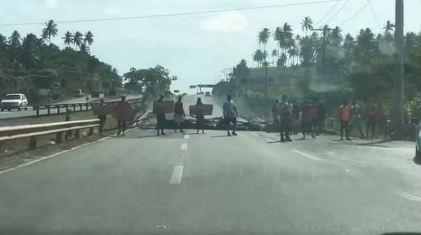 Grupo fechou trecho da BA-099 conhecida como Estrada do Coco (Foto: Núbia Tawil | TV Bahia)