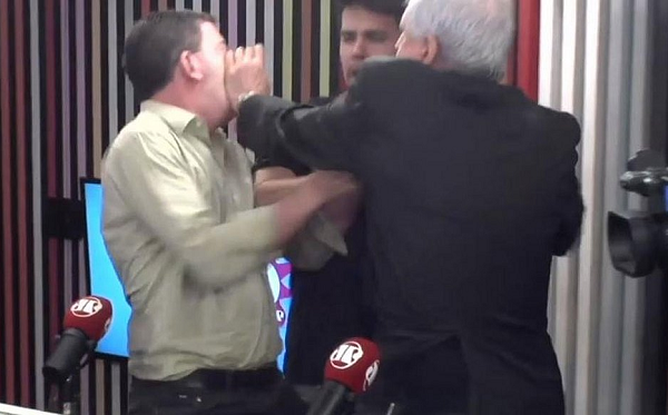 jornalista Augusto Nunes, da Record, agride Glenn Greenwald, do The Intercept (Foto: Reprodução)