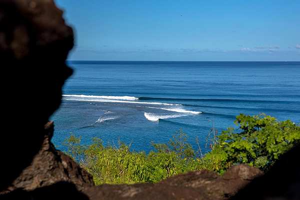 O surf chegou a ser proibido nas perfeitas ondas de St. Leu, nas Ilhas Reunião, devido ao altíssimo índice de ataques de tubarão (Foto: Reprodução)