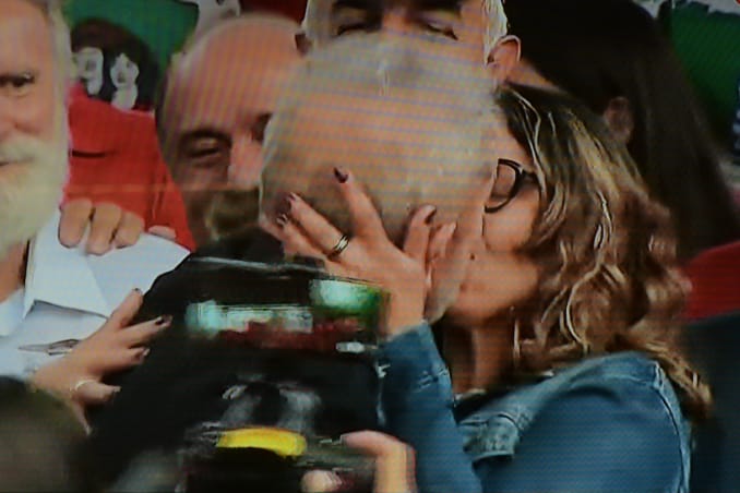Lula beijando 'Janja'. O namoro tem mais de um ano e foi revelado em maio. (foto: Reprodução/Twitter)
