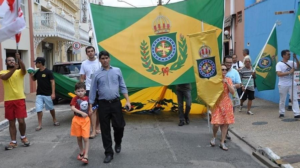 O monarquista César Jaques (de camisa Azul) com o filho à frente da Caminhada Histórica e Cultural de Itu em dia 15 de novembro de 2018 (Foto: Arquivo Pessoal)