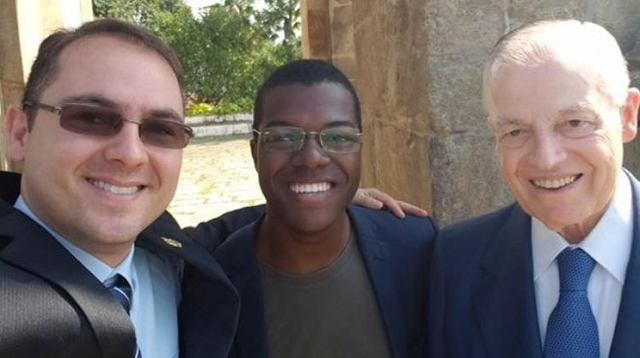 À esquerda, Rodrigo Brasileiro posa com o príncipe Bertrand de Orléans e Bragança (à direita) (Foto: Arquivo Pessoal)