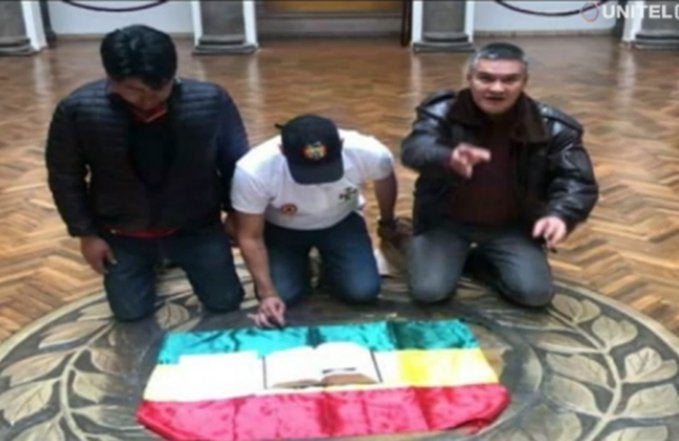 Fernando Camacho, líder da ala mais violenta da oposição na Bolívia, entrou no palácio presidencial com Bíblia sob o braço.