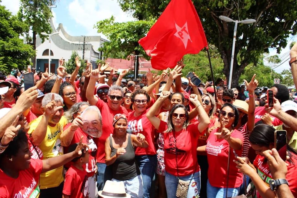 Ivoneide Caetano, dizendo que se for eleita seguirá o exemplo de Lula, que prometeu 'devolver o Brasil aos brasileiros', alfinetando o prefeito Elinaldo, também prometeu 'devolver Camaçari aos camaçarienses' - Foto: Facebook