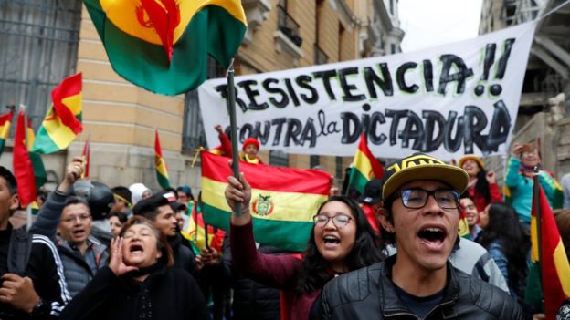 Manifestantes em La Paz protestaram contra o que chamavam de 'ditadura' de Evo Morales - Foto: Reuters