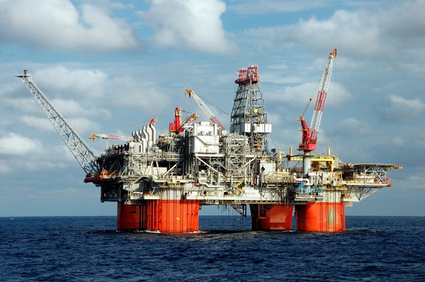 O que parece ser uma boa oportunidade para ajudar o país a sair da crise econômica é, na verdade, a entrega do petróleo brasileiro às multinacionais a preço abaixo do mercado (Foto: Reprodução)