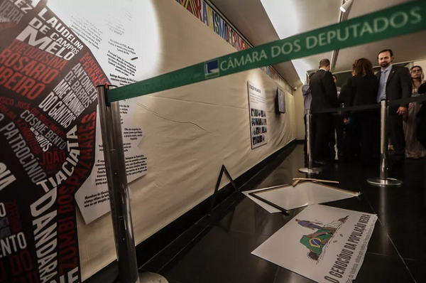 Placa de exposição da Câmara quebrada pelo deputado Coronel Tadeu (PSL-SP) (Foto: Gabriela Biló | Estadão Conteúdo)