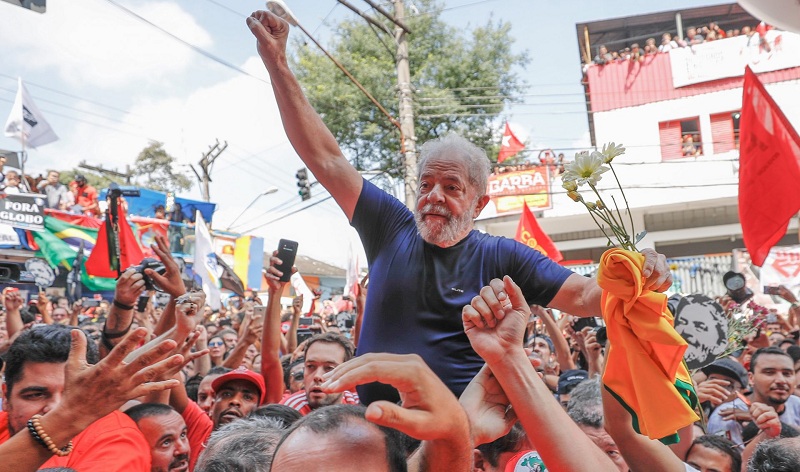 Ex-presidente Lula em ato político - Foto: Ilustração