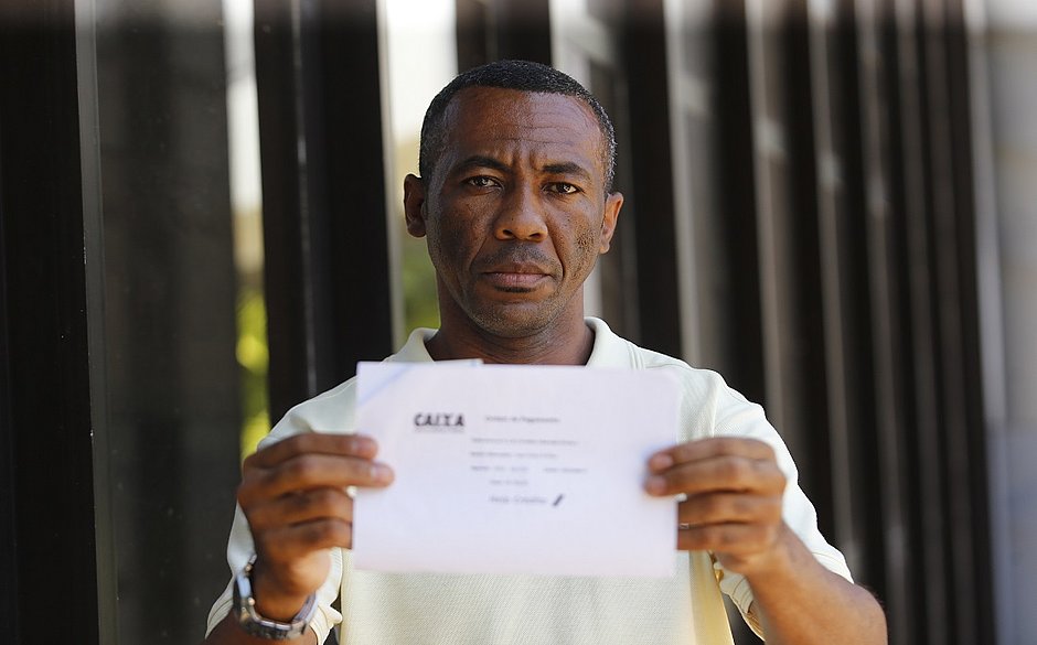 Reinaldo Pereira perdeu R$ 300 em um golpe de empréstimo via WhatsApp (Foto: Marina Silva/ CORREIO)