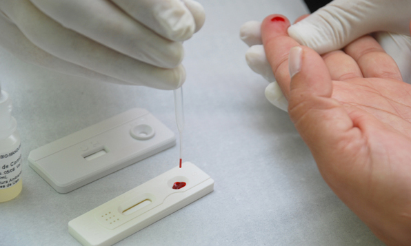 Estima-se que mais de 360 mil pessoas, entre as 900 mil que vivem com HIV, estão fora do tratamento eficaz (Foto: Reprodução)