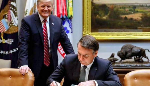 Em foto de março de 2018, Bolsonaro assina livro de visitas da Casa Branca (Foto: Alan Santos | Presidência da República)