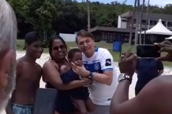 Bolsonaro em foto com apoiadores na Bahia (Foto: Reprodução)