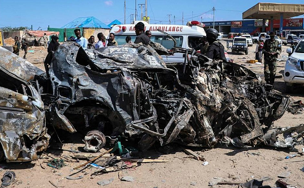 Entre os mortos estão dois cidadãos turcos que trabalhavam no local e muitos estudantes universitários (Foto: ABDIRAZAK HUSSEIN FARAH | AFP)